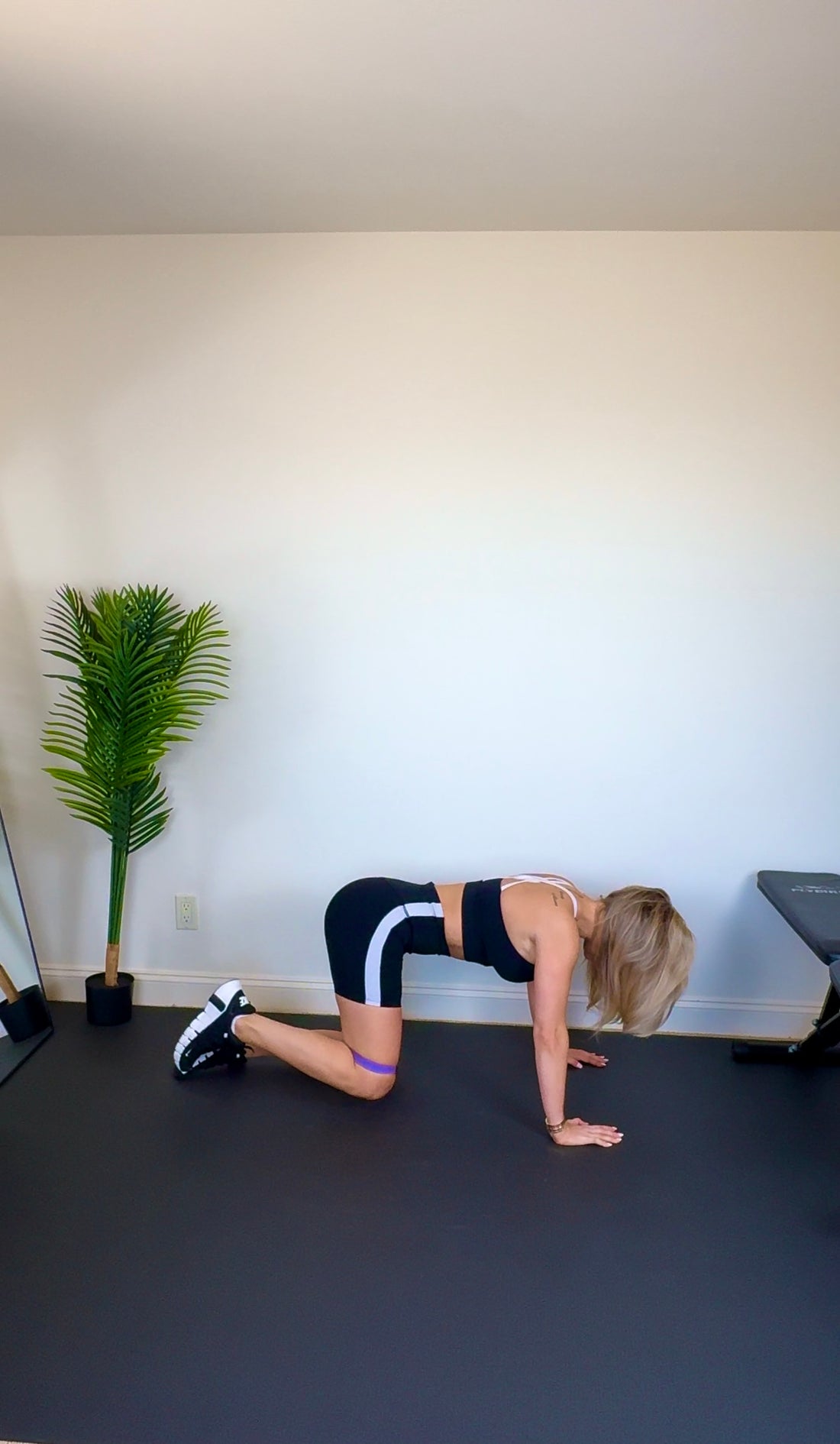Sculpt Your Legs And Core Right On The Floor! 💪🏻